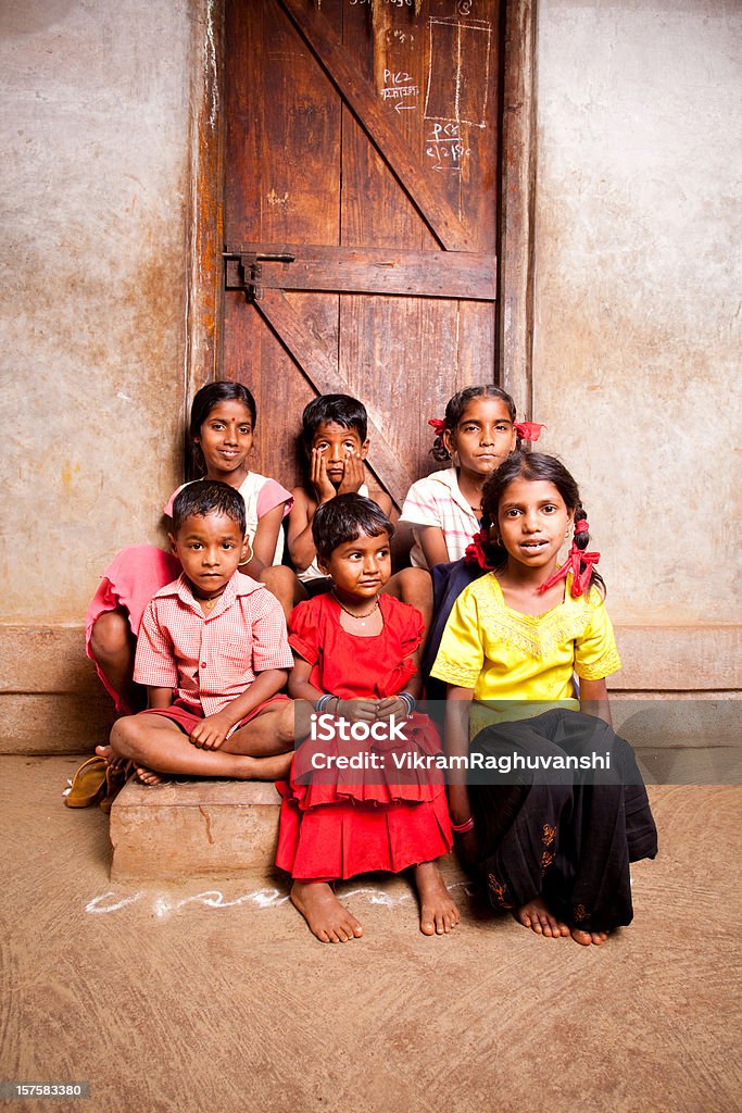 Gruppo di sei amici indiani rurale ALLEGRO bambini - Foto stock royalty-free di 12-13 anni