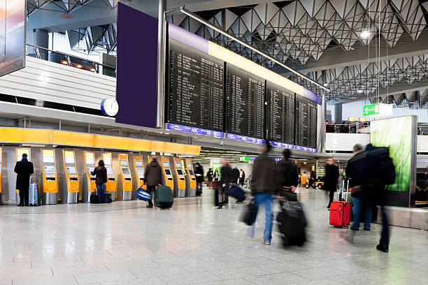 aeroporto de corrida - airport airport check in counter arrival departure board checkout counter imagens e fotografias de stock