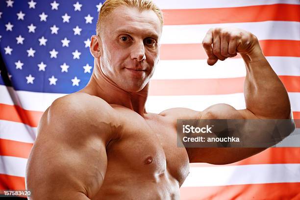 Body Builder Posieren Mit Amerikanischen Flagge Im Hintergrund Stockfoto und mehr Bilder von 4. Juli