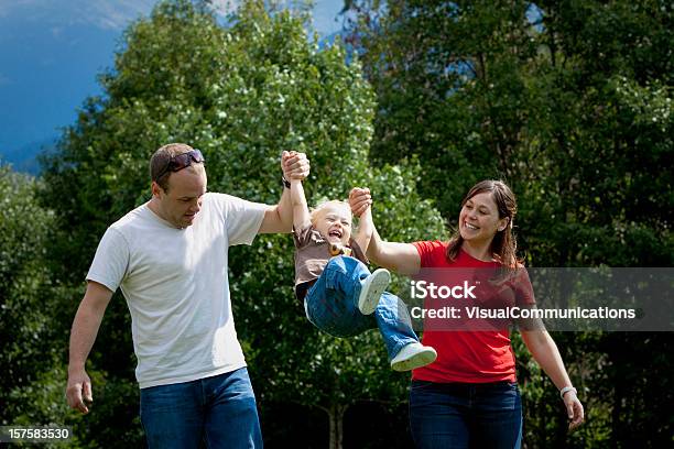 Giovane Famiglia Divertendosi - Fotografie stock e altre immagini di 12-17 mesi - 12-17 mesi, Accudire, Adulto