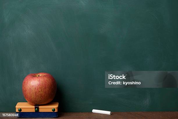 レッドアップルスタックドイレーサ黒板コピースペース付き - リンゴのストックフォトや画像を多数ご用意 - リンゴ, 消しゴム, 筆記具 チョーク