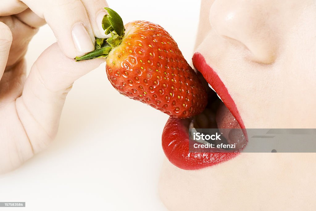 딸기 먹는 여자 - 로열티 프리 딸기 스톡 사진