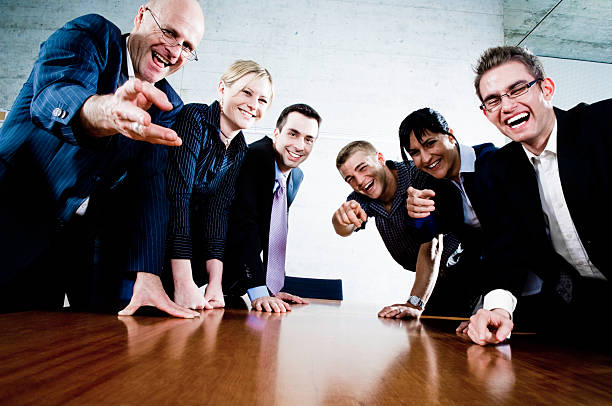 riendo las personas de negocios - embarrassment men business guilt fotografías e imágenes de stock