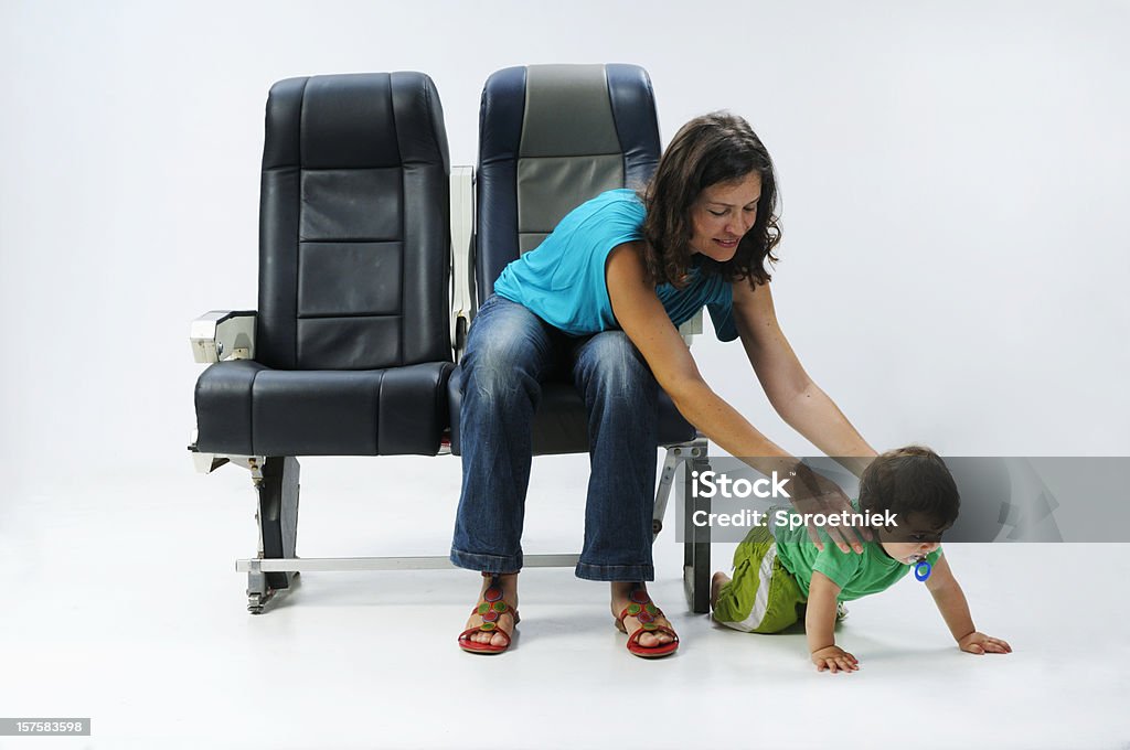 Madre restrains niño en los aviones - Foto de stock de Bebé libre de derechos