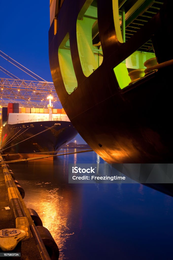 수거용기 선박 at dusk - 로열티 프리 Gantry Crane 스톡 사진