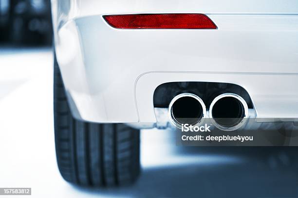 排気と赤 - 自動車のストックフォトや画像を多数ご用意 - 自動車, カーマフラー, 後ろ姿