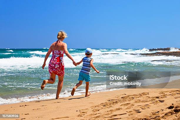 Foto de Mãe E Filho Correndo Ao Longo Da Praia De Areia e mais fotos de stock de Creta - Creta, Praia, Criança