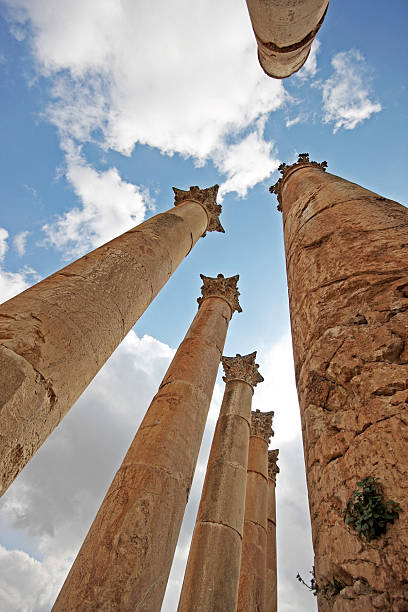 spalten in jerash - artemis tempel gerasa stock-fotos und bilder