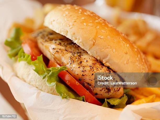 Hamburguesa De Pollo A La Plancha Con Patatas Fritas Foto de stock y más banco de imágenes de Patatas Fritas - Tentempié