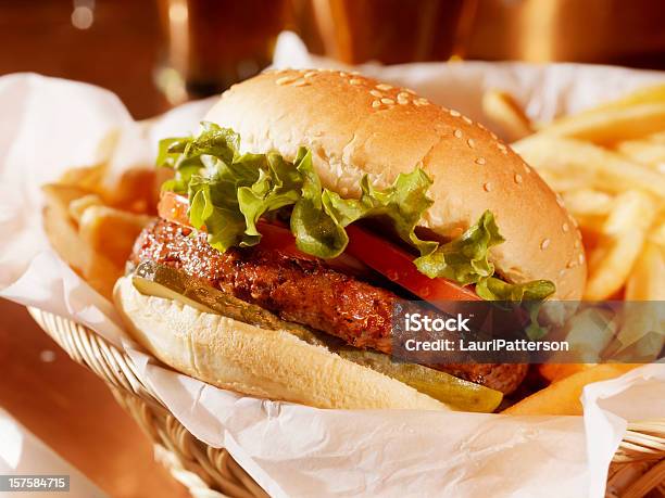 Hamburger Di Manzo Con Patatine Fritte E Di Un Beer - Fotografie stock e altre immagini di Cestino