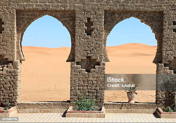 Hermosa Vista A Través De Los Arcos Para Dunas De Erg Chebbi Sahara Marruecos Foto de stock y más banco de imágenes de Hotel