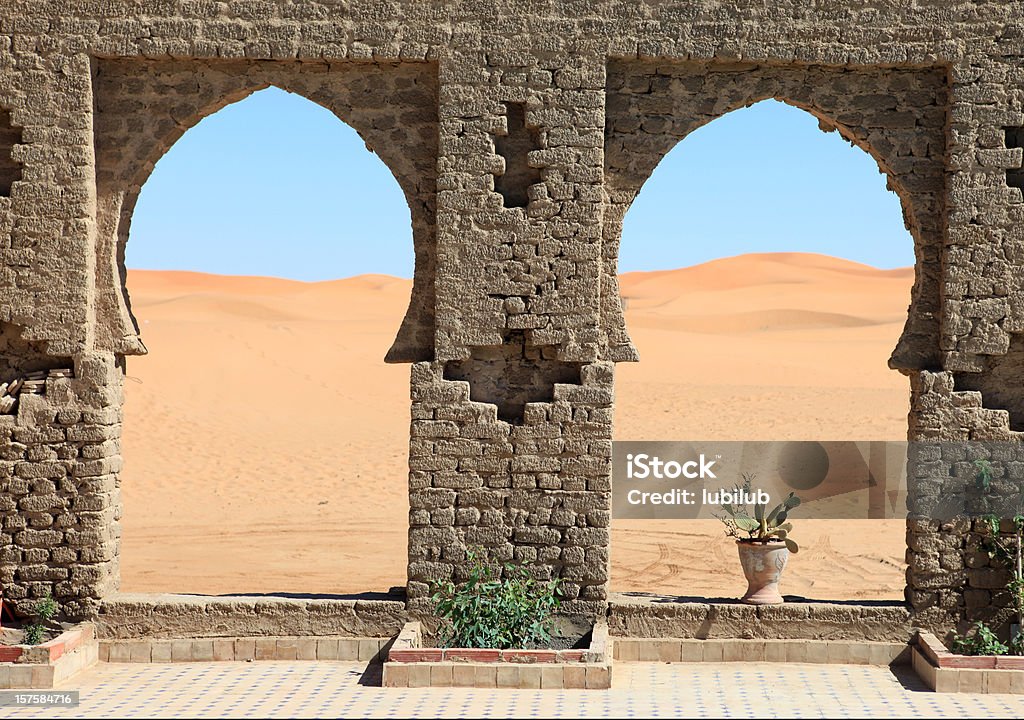 Superbe vue à travers des arches de l'Erg Chebbi, Sahara, Maroc - Photo de Hôtel libre de droits
