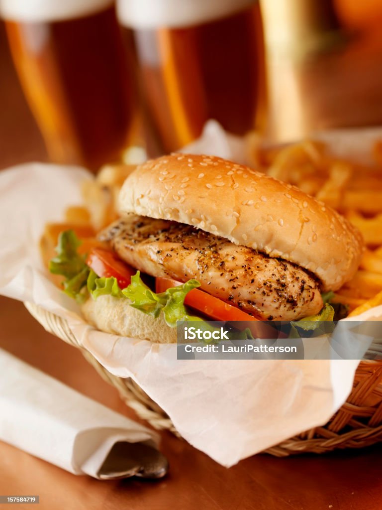 Hamburguesa de pollo a la plancha con patatas fritas - Foto de stock de Patatas Fritas - Tentempié libre de derechos