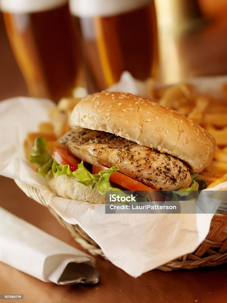 Hamburger di pollo alla griglia con patatine fritte - Foto stock royalty-free di Patatine fritte