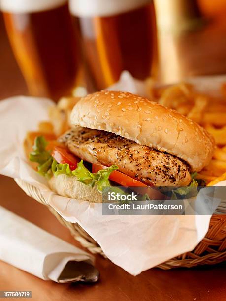 Hamburger Di Pollo Alla Griglia Con Patatine Fritte - Fotografie stock e altre immagini di Patatine fritte