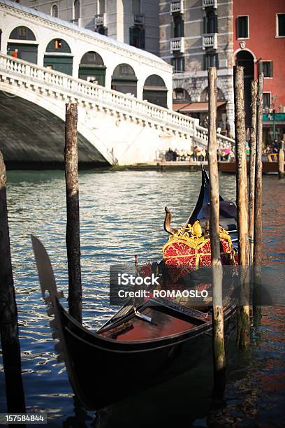 Гондола И Мост Риальто В Венеции Италия — стоковые фотографии и другие картинки Без людей - Без людей, Венето, Венеция - Италия
