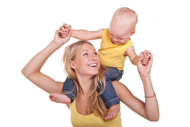Madre sorridente con il Suo bambino sulle spalle - foto stock