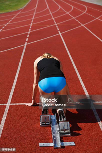 Donna Corridore In Blocchi Di Partenza - Fotografie stock e altre immagini di 20-24 anni - 20-24 anni, Abbigliamento sportivo, Accovacciarsi