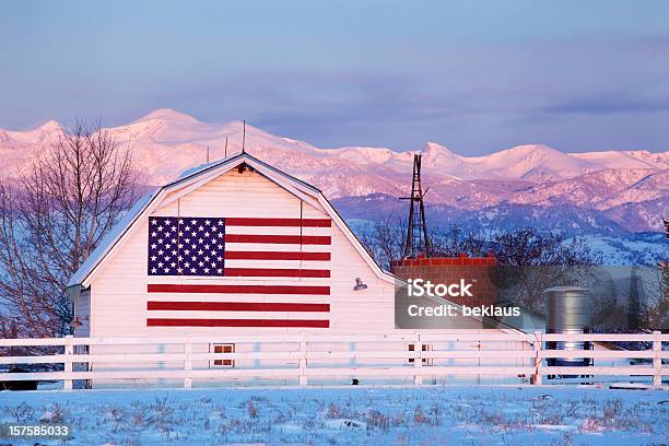 Bandiera Americana Barn - Fotografie stock e altre immagini di Inverno - Inverno, Bandiera degli Stati Uniti, Fienile