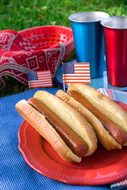 cuatro de julio, labor & el día de perro caliente para picnic alimentos - us memorial day flag hot dog usa fotografías e imágenes de stock