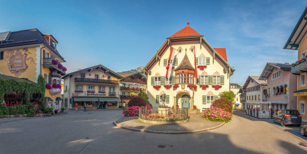 mozartplatz con edifici storici, municipio di st. gilgen e fontana di mozart, sankt gilgen, austria - lake amadeus foto e immagini stock
