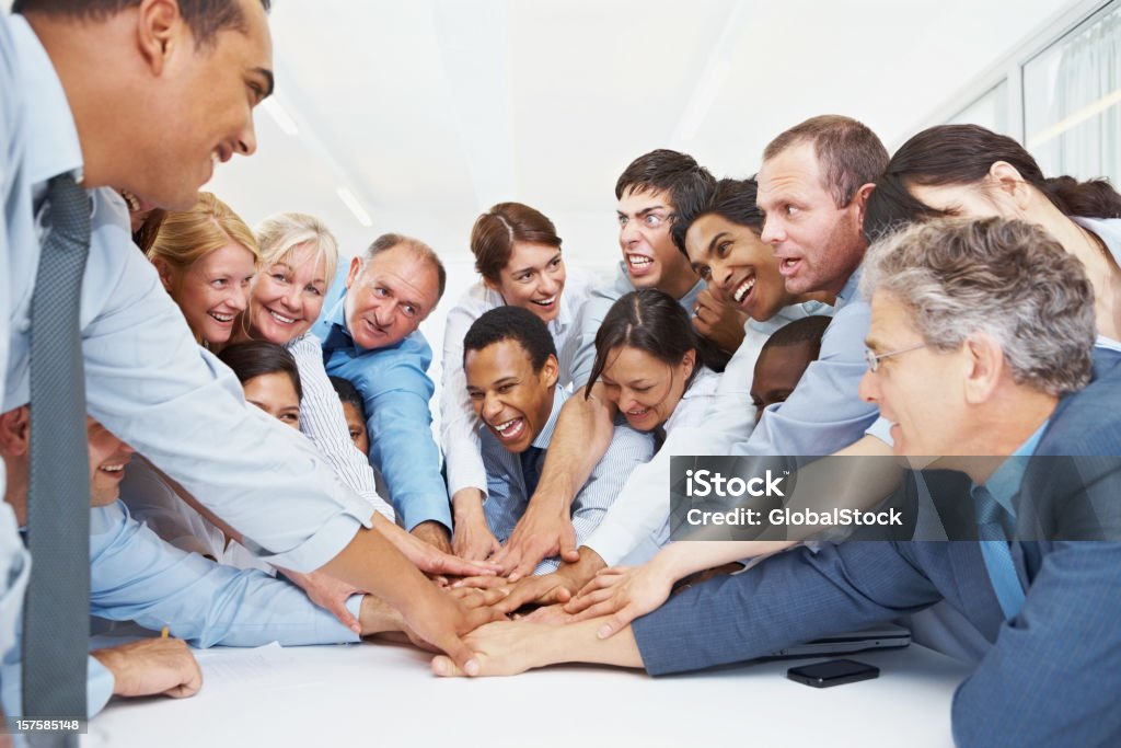 Unión de gente de negocios con las manos juntas - Foto de stock de Felicidad libre de derechos