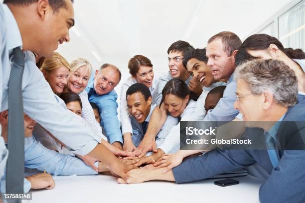 Unión De Gente De Negocios Con Las Manos Juntas Foto de stock y más banco de imágenes de Felicidad - Felicidad, Grupo multiétnico, Trabajo en equipo