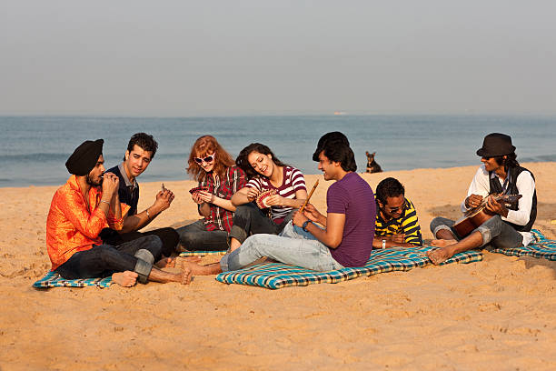 bom tempo na praia na índia - party beach indian ethnicity adult imagens e fotografias de stock