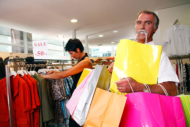 quanto será ela comprar?!?! - bag boredom bored man casual - fotografias e filmes do acervo