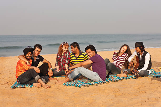 хорошее время на пляже в индии - party beach indian ethnicity adult стоковые фото и изображения