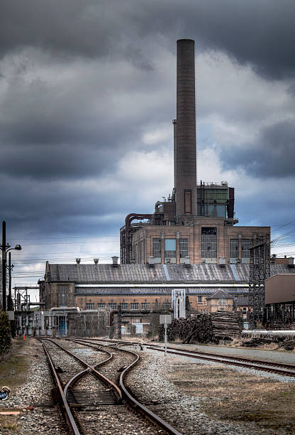 alt-industriellen-komplex - alte fabrik stock-fotos und bilder