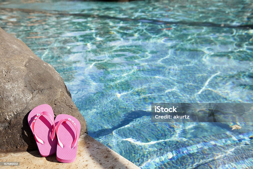 Piscina de férias de férias-de-rosa flip flops dia soalheiro de água - Royalty-free Plano de Fundo Foto de stock