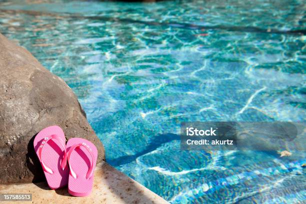 Piscina De Férias De Fériasderosa Flip Flops Dia Soalheiro De Água - Fotografias de stock e mais imagens de Plano de Fundo