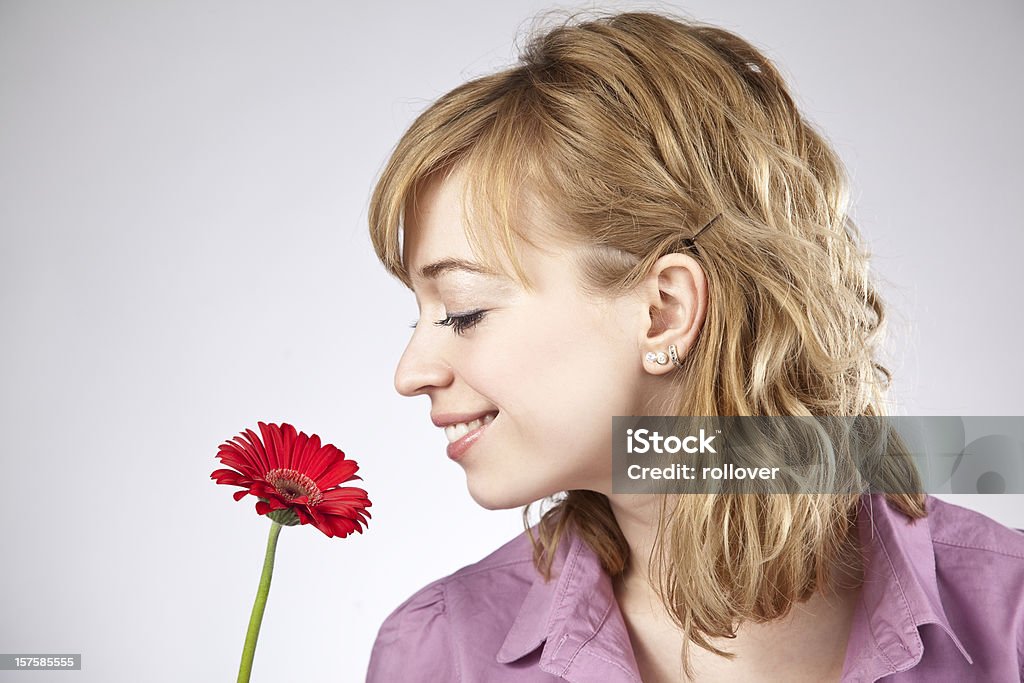 Biondo donna profumato fiori - Foto stock royalty-free di Annusare