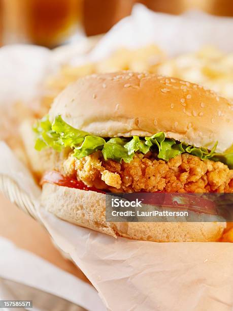 Crispy Chicken Burger Com Uma Cerveja - Fotografias de stock e mais imagens de Estaladiço - Estaladiço, Frango, Acompanhamento