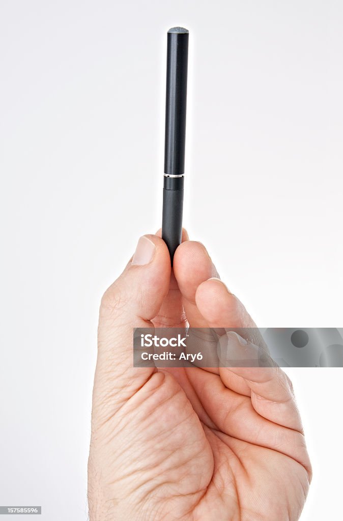 Mano con vapore sigaretta elettronica nero - Foto stock royalty-free di Sigaretta elettronica