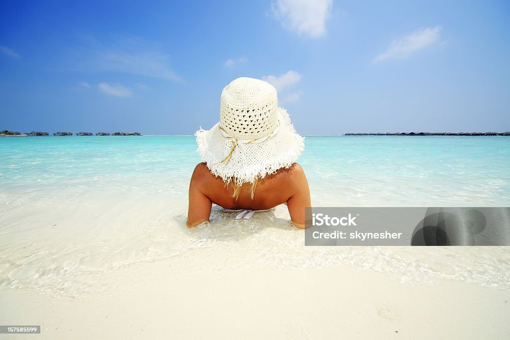 Jeune jolie femme allongée sur la côte de la mer tropical. - Photo de Adulte libre de droits