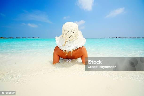 若い魅力的な女性の体の熱帯海海岸 - 1人のストックフォトや画像を多数ご用意 - 1人, Horizon, インド洋