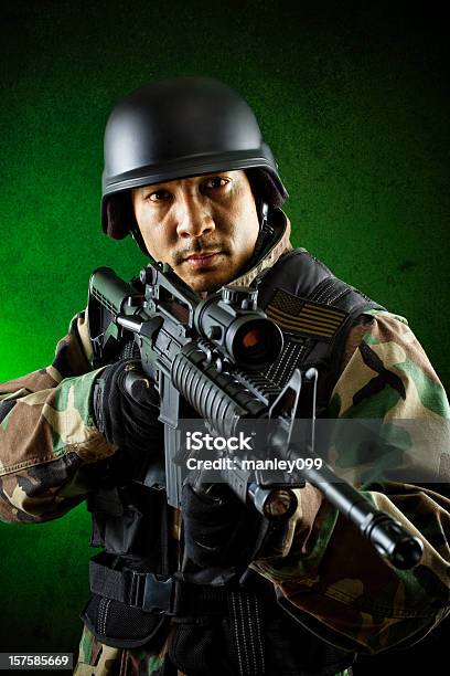 Военные Солдат На Охоту — стоковые фотографии и другие картинки Армия - Армия, Вертикальный, Винтовка