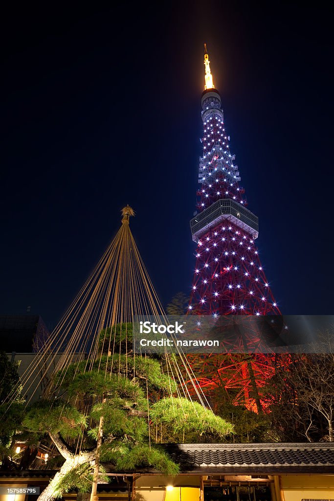 Piękne Tokio Wieża przez japoński tradycyjnych House - Zbiór zdjęć royalty-free (Architektura)