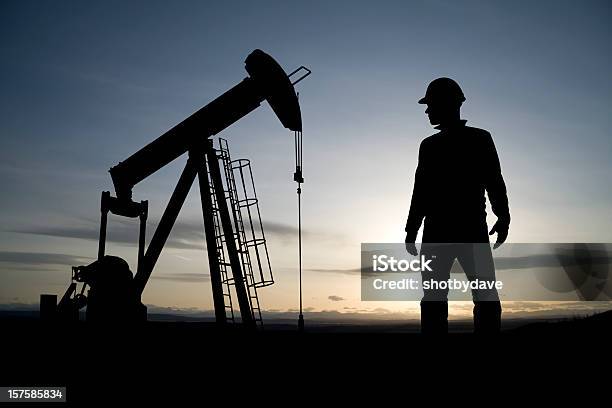 Bohrarbeiter Und Pumpjack Stockfoto und mehr Bilder von Bergbau - Bergbau, Kontur, Abenddämmerung