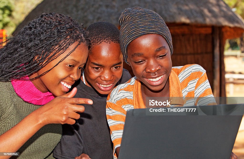 African bambini guardando portatile - Foto stock royalty-free di Africa