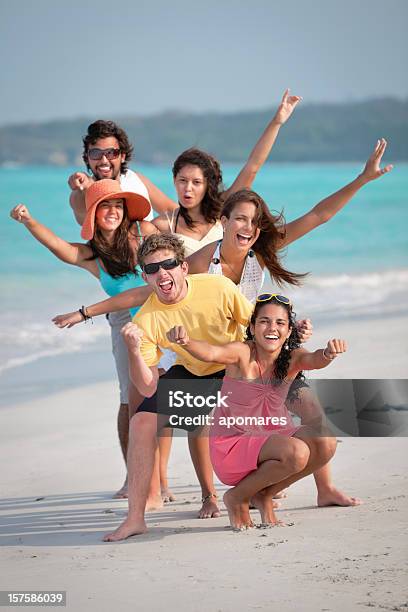 Grupo De Jóvenes Positivo Personas Apuntando A La Cámara Foto de stock y más banco de imágenes de 18-19 años