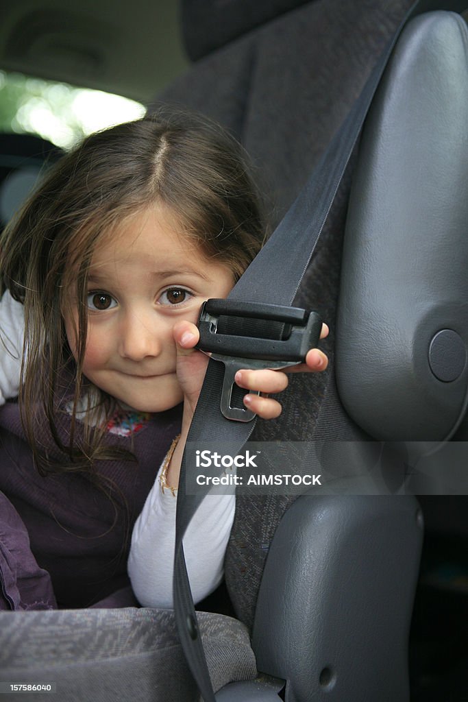 Bambino con cintura di sicurezza in auto - Foto stock royalty-free di Abbigliamento casual