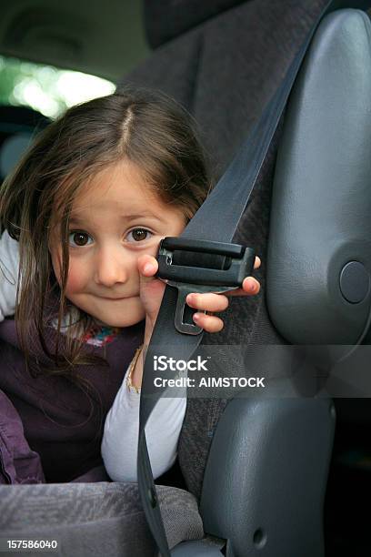 Bambino Con Cintura Di Sicurezza In Auto - Fotografie stock e altre immagini di Abbigliamento casual - Abbigliamento casual, Assicurazione, Automobile