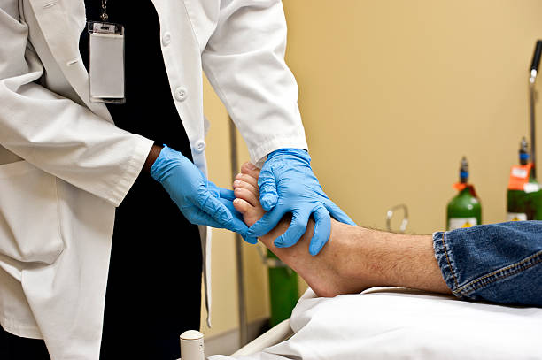überprüfung des patienten's foot - menschlicher fuß fotos stock-fotos und bilder