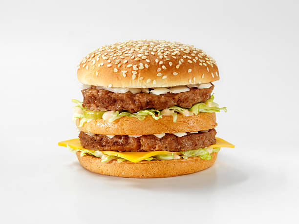 clássico hambúrguer com molho de especiais - hamburger burger symmetry cheeseburger imagens e fotografias de stock