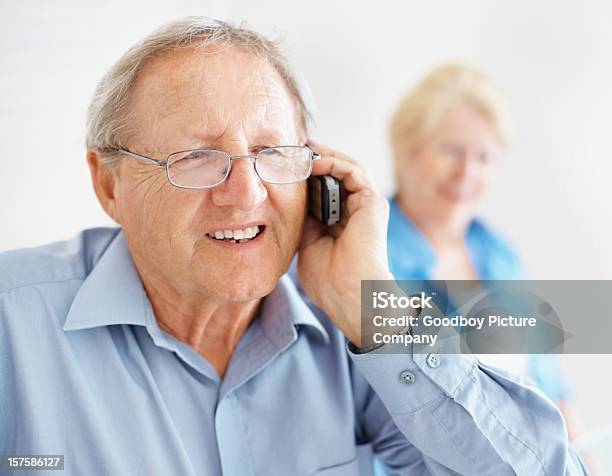 Uomo Anziano Parlando Sul Cellulare - Fotografie stock e altre immagini di 70-79 anni - 70-79 anni, Adulto, Allegro