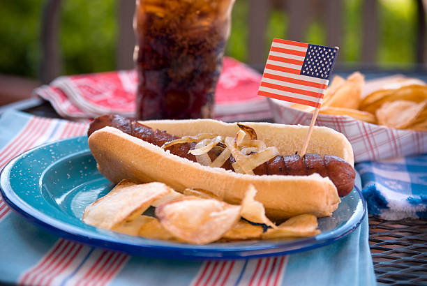 barbacoa, perritos calientes del 4 de julio la mesa de picnic & patriótica estadounidense - us memorial day flag hot dog usa fotografías e imágenes de stock