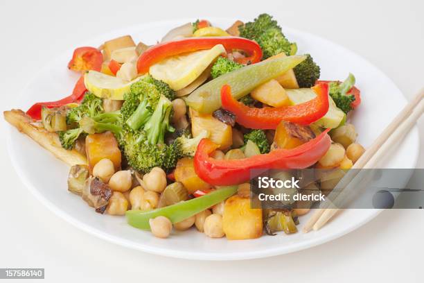 Piatto Di Verdure Stir Fry - Fotografie stock e altre immagini di Alimentazione sana - Alimentazione sana, Bacchette cinesi, Broccolo